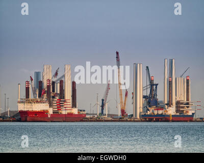 Wind Turbine Offshore-Schiffe im Hafen von Esbjerg, Dänemark Stockfoto