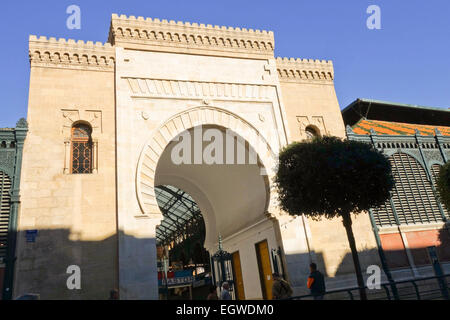 Maurischen Stil Eingang des Atarazanas, Markthalle in Malaga, Andalusien, Spanien. Stockfoto