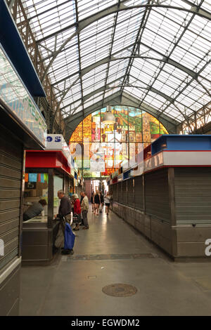 Innere des Atarazanas, Markthalle mit geschlossenen Anbieter Kioske in Malaga, Andalusien, Spanien. Stockfoto