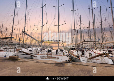 Sonnenuntergang in Alimos Marina in Athen, Griechenland. Stockfoto