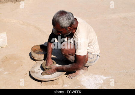 Indischer Mann hocken auf dem Boden machen Lehm Kochtöpfe Madhya Pradesh, Indien Stockfoto