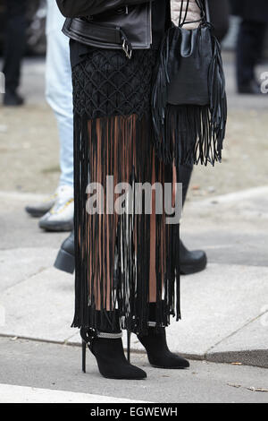 Frau posiert für die Fotografen vor Emporio Armani Show Mailand Fashion Woche Tag3, Herbst/Winter 2015/2016 Streetstyle Stockfoto