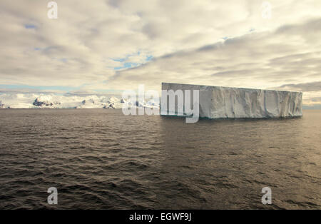 Tabellarische Eisberg in der Nähe von Elephant Island antarktische Halbinsel Stockfoto