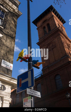 Große Architektur des St Patricks katholische Pfarrkirche und bunte Tauben in Soho Square, central London. Stockfoto