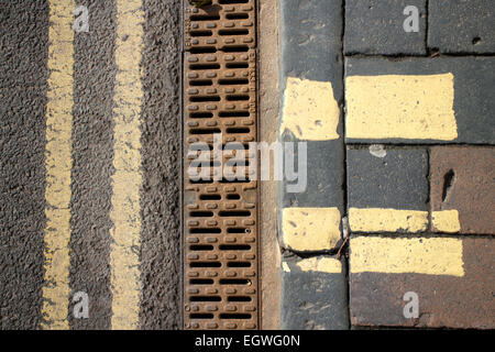 Straße Rinne mit doppelten gelben Linien und Markierungen laden, UK Stockfoto