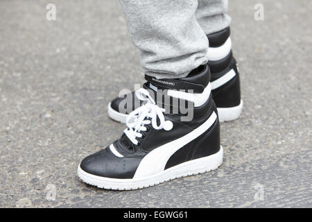 Mailand - 27. Februar: Frau posiert für Fotografen vor Emporio Armani Show mit Miharayasuhiro Mailand Fashion Woche Tag3 Schuhe Stockfoto