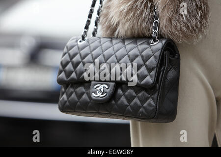 Mailand - 27. Februar: Frau posiert für die Fotografen vor Emporio Armani Show mit Chanel-Tasche Mailand Fashion Woche Tag3, Herbst/Win Stockfoto