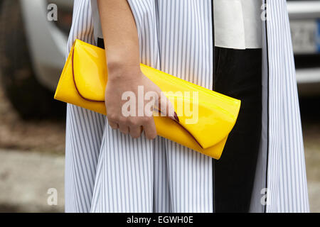 Mailand - 27. Februar: Frau posiert für die Fotografen vor Emporio Armani Show Mailand Fashion Woche Tag3, Herbst/Winter 2015/2016 st Stockfoto