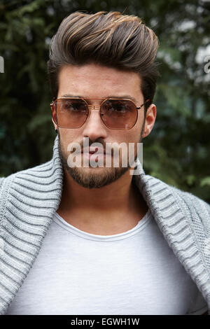 Mailand - 27. Februar: Mariano di Vaio Posen für die Fotografen vor Emporio Armani Show Mailand Fashion Woche Tag3, Herbst/Winter Stockfoto