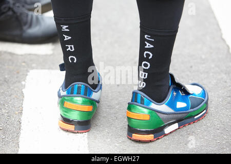 Mailand - 27. Februar: Mann posiert für Fotografen vor Emporio Armani Show mit Marc Jacobs Mailand Fashion Woche Tag3 Socken Stockfoto