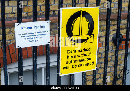 Private Parkplätze spannen unterzeichnen. London, Großbritannien Stockfoto