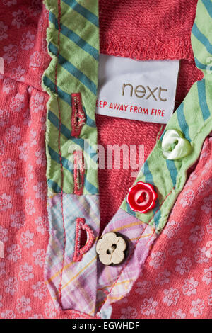 Nächste Fernhalten von Feuer-Label in der Kind Kleidung mit verschiedenen hübschen Buttons Stockfoto