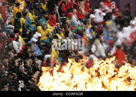 Die Olympischen Kessel schafft eine Hitze-Haze bei den Olympischen Spielen 2012 in London Stockfoto