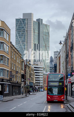 Blick entlang Vorhang Straße mit Broadgate Turm im Hintergrund und Bus auf einer Straße, einer Stadt von London, Großbritannien Stockfoto