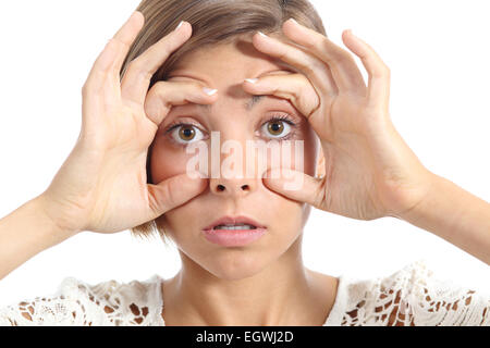 Müde Frau öffnen ihre Augen mit den Fingern auf einem weißen Hintergrund isoliert Stockfoto