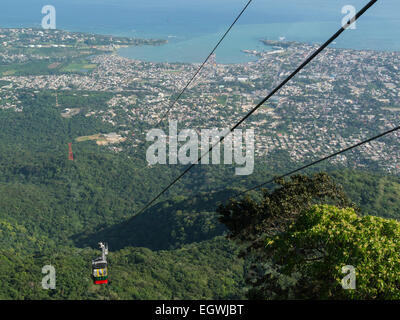 Blick auf Puerto Plata vom Mount Isabel de Torres Nationalpark Teleferico Seilbahn Bergstation Dominikanische Republik schönen Wintertag zu nähern Stockfoto