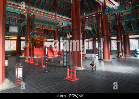 Gyeongbokgung Palace und eines seiner Tempel das innere an einem schönen Herbsttag in Seoul, Südkorea. Stockfoto