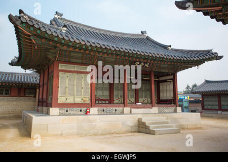 Gyeongbokgung Palace und die Anlage an einem schönen Herbsttag in Seoul, Südkorea. Stockfoto