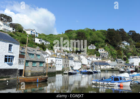 Angelboote/Fischerboote im Hafen von Polperro, Cornwall. Stockfoto