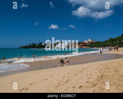 Blick entlang der beliebten öffentlichen Strand Playa de Sosua Dominikanische Republik Menschen Urlaub an schönen Winter Tag unberührten Sandstrand Stockfoto