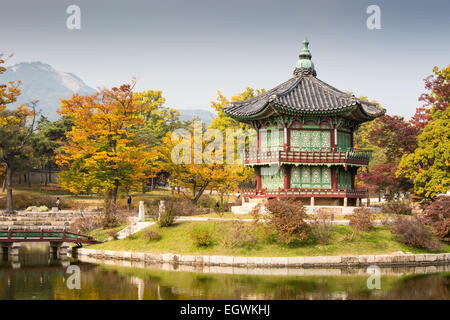 Gyeongbokgung Palace und die Anlage an einem schönen Herbsttag in Seoul, Südkorea. Stockfoto