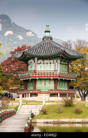 Gyeongbokgung Palace und die Anlage an einem schönen Herbsttag in Seoul, Südkorea. Stockfoto