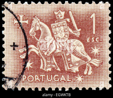 PORTUGAL - ca. 1953: Briefmarke gedruckt in Portugal mit Bild eines mittelalterlichen Ritters auf einem Pferd, ca. 1953. Stockfoto