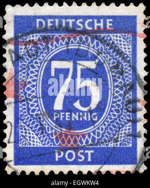Deutschland - CIRCA 1946: Briefmarke gedruckt in der Bundesrepublik Deutschland (BRD) zeigt ein weiße Muster auf blauem Hintergrund. ca. 1946 Stockfoto