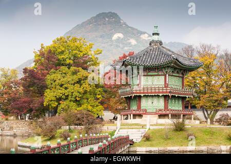 Gyeongbokgung Palace und die Anlage an einem schönen Herbsttag in Seoul, Südkorea. Stockfoto