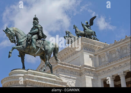 Eine Statue von Victor Emmanuel auf dem Pferderücken außerhalb Nationaldenkmal, Victor Emmanuel II, Rom, Italien. Stockfoto