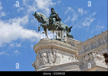 Eine Statue von Victor Emmanuel auf dem Pferderücken außerhalb Nationaldenkmal, Victor Emmanuel II, Rom, Italien. Stockfoto