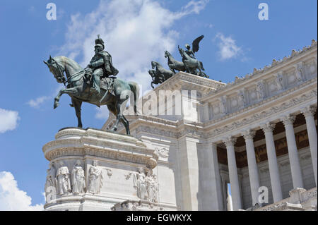 Eine Statue von Victor Emmanuel auf dem Pferderücken außerhalb Nationaldenkmal, Victor Emmanuel II, Rom, Italien. Stockfoto