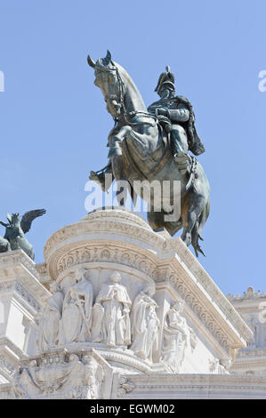 Eine Statue von Victor Emmanuel auf dem Pferderücken außerhalb Nationaldenkmal, Victor Emmanuel II, Rom, Italien. Stockfoto