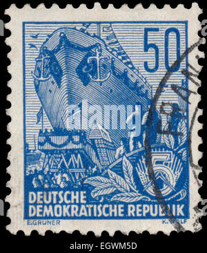 DDR - ca. 1955: Eine Briefmarke gedruckt in DDR, zeigt ein hochseetaugliches Schiff auf Stapel, Serie fünf-Jahres-Plan, ca. 1955 Stockfoto