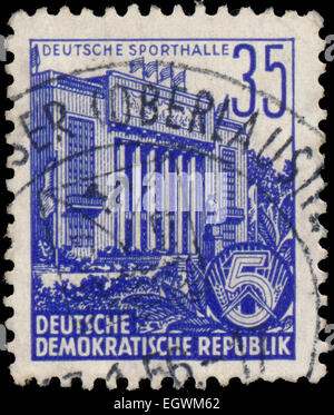 DDR - ca. 1953: Eine Briefmarke gedruckt in DDR, zeigt Sporthalle, Serie fünf-Jahres-Plan, ca. 1953 Stockfoto