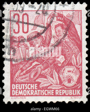 DDR - ca. 1953: Eine Briefmarke gedruckt in DDR, zeigt eine Volkstanzgruppe, Serie fünf-Jahres-Plan, ca. 1953 Stockfoto