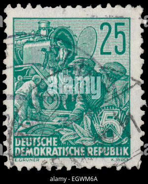 DDR - ca. 1953: Eine Briefmarke gedruckt in DDR, zeigt Rekonstruktion der Dampf-Lokomotive, Serie fünf-Jahres-Plan, ca. 1953 Stockfoto