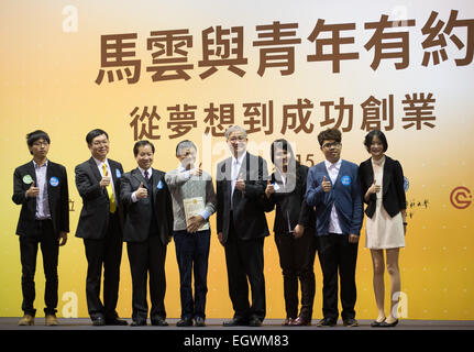 (150303)--TAIPEI, 3. März 2015 (Xinhua)--Ma Yun (4 L), Gründer und Chairman von Chinas führende e-Commerce Unternehmen Alibaba Group, stellt bei einer Veranstaltung im "National Taiwan University" (NTU) in Taipei, Südostchina, 3. März 2015.  (Xinhua/Jin Liwang) (Zkr) Stockfoto