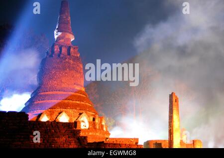 Lightshow im Tempel Wat Phra Kaeo, Kamphaeng Phet Stockfoto