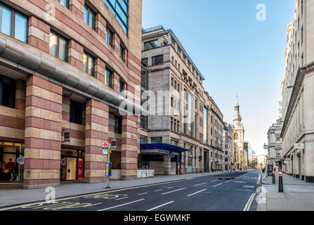 Tiefblicke Geflügel in der City of London. 1 Geflügel ist auf der linken und der Kirche St Mary le Bow in der Ferne Stockfoto