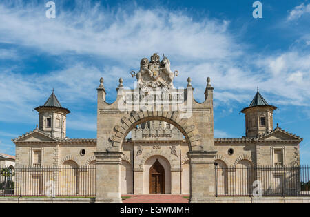 Vorder- und Zaun Chateau Cos Estournel in Saint-Estèphe Medoc Frankreich. Stockfoto