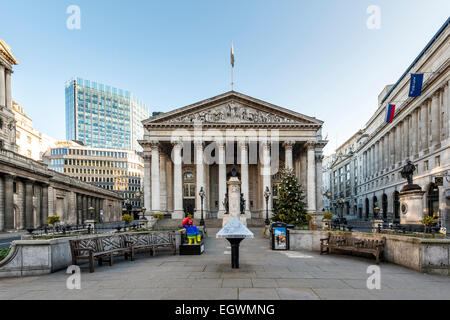 Blick auf die Royal Exchange, London mit Threadneedle Straße auf der linken Seite und Cornhill auf der rechten Seite Stockfoto
