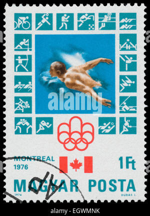 Ungarn - ca. 1976: Briefmarke gedruckt in Ungarn zeigt Montreal olympische Emblem, kanadische Flagge, Schwimmen, ca. 1976 Stockfoto