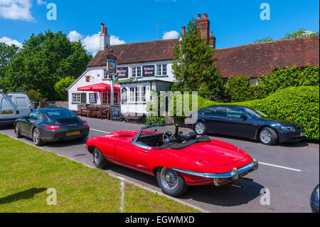 E Type jag geparkten Outide von Gerste Mähen Pub Tilford Surrey. Stockfoto