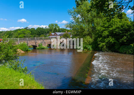 Brücke über den Fluss Wey an Tilford Surrey. Stockfoto