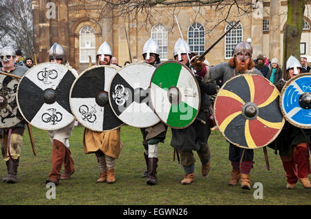 Nahaufnahme von wikingerkriegern in mittelalterlichem Kostüm beim Jorvik Viking Festival York North Yorkshire England UK Vereinigtes Königreich GB Großbritannien Stockfoto