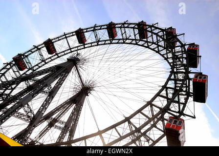 Der Prater ist ein großer öffentlicher Park in Wien. Der Vergnügungspark Wurstelprater, häufig einfach genannt "Prater", steht in einer Ecke des Wiener Praters und beinhaltet das Wiener Riesenrad "Wiener Riesenrad". Riesenrad, ist ein 64,75 Meter (212 ft) hohen Riesenrad am Eingang des Praters. . Es ist eine der beliebtesten Touristenattraktionen Wiens Sehenswürdigkeiten und symbolisiert den Bezirk sowie die Stadt für viele Menschen. Gebaut im Jahre 1897 von der englische Ingenieur Leutnant Walter Bassett Bassett, war es das weltweit größte erhaltene Riesenrad von 1920 bis 1985. Stockfoto