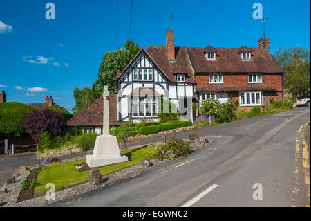 Kriegsdenkmal im Zentrum der Ightham Stockfoto