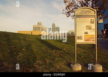 Historischen nationalen Straßenschild im Park in Indianapolis, Indiana Stockfoto