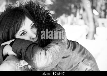 Closeup Portrait von einer hübschen Frau im Winter in Graustufen Stockfoto